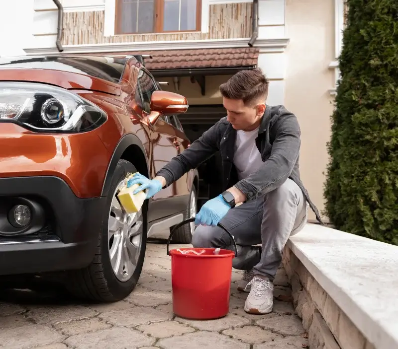 Lavage auto à domicile Mirabel-et-Blacons : professionnel intervenant sur un véhicule
